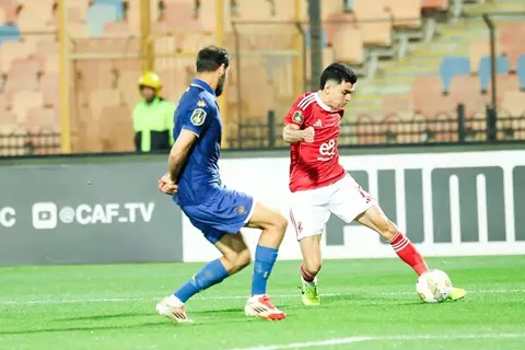 انهيار بنشرقي ومواساة بن رمضان.. لقطات لم تذع من مباراة الأهلي والترجي (فيديو وصور)